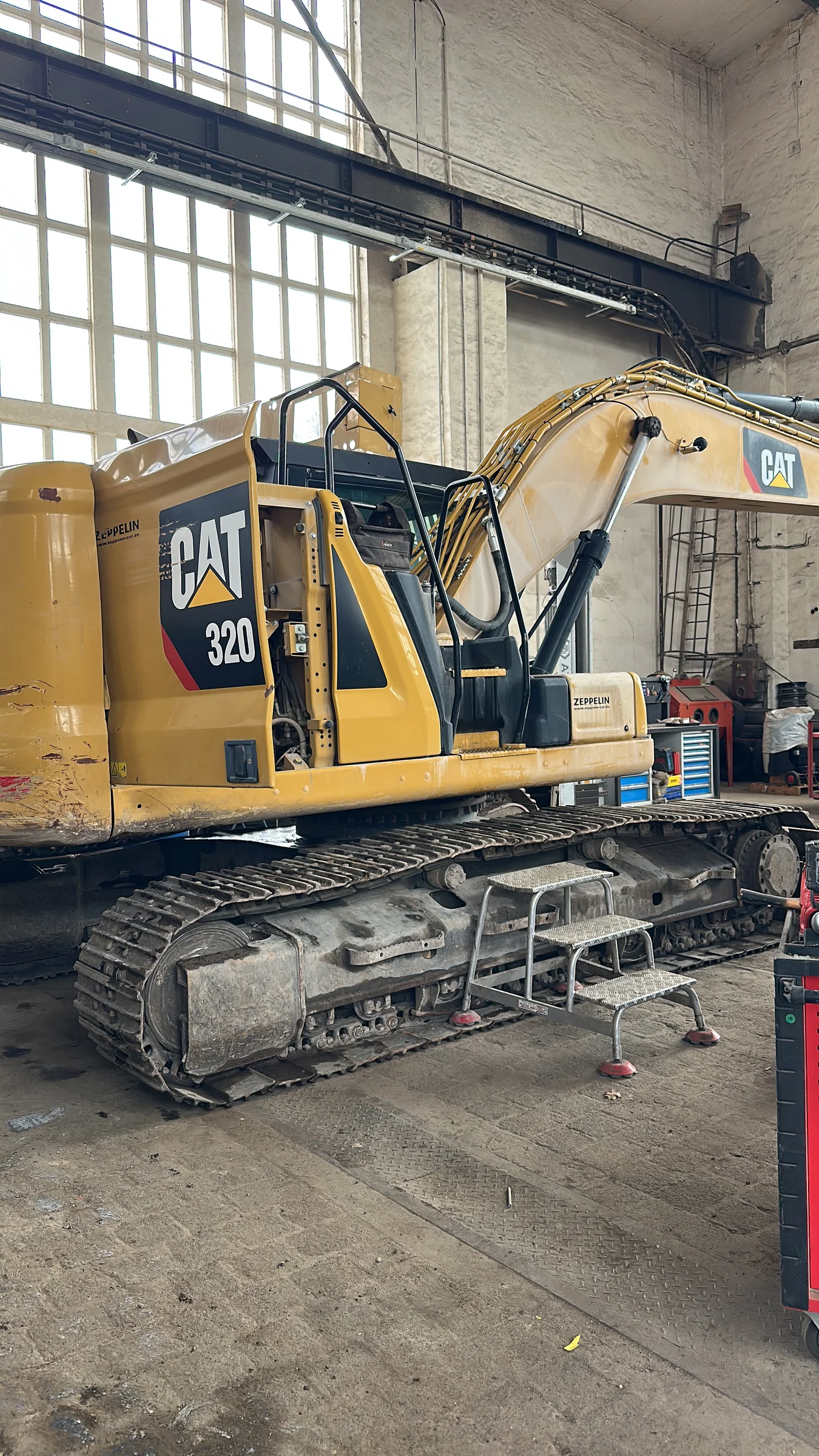 Caterpillar 320 Kettenbagger in der Werkstatt