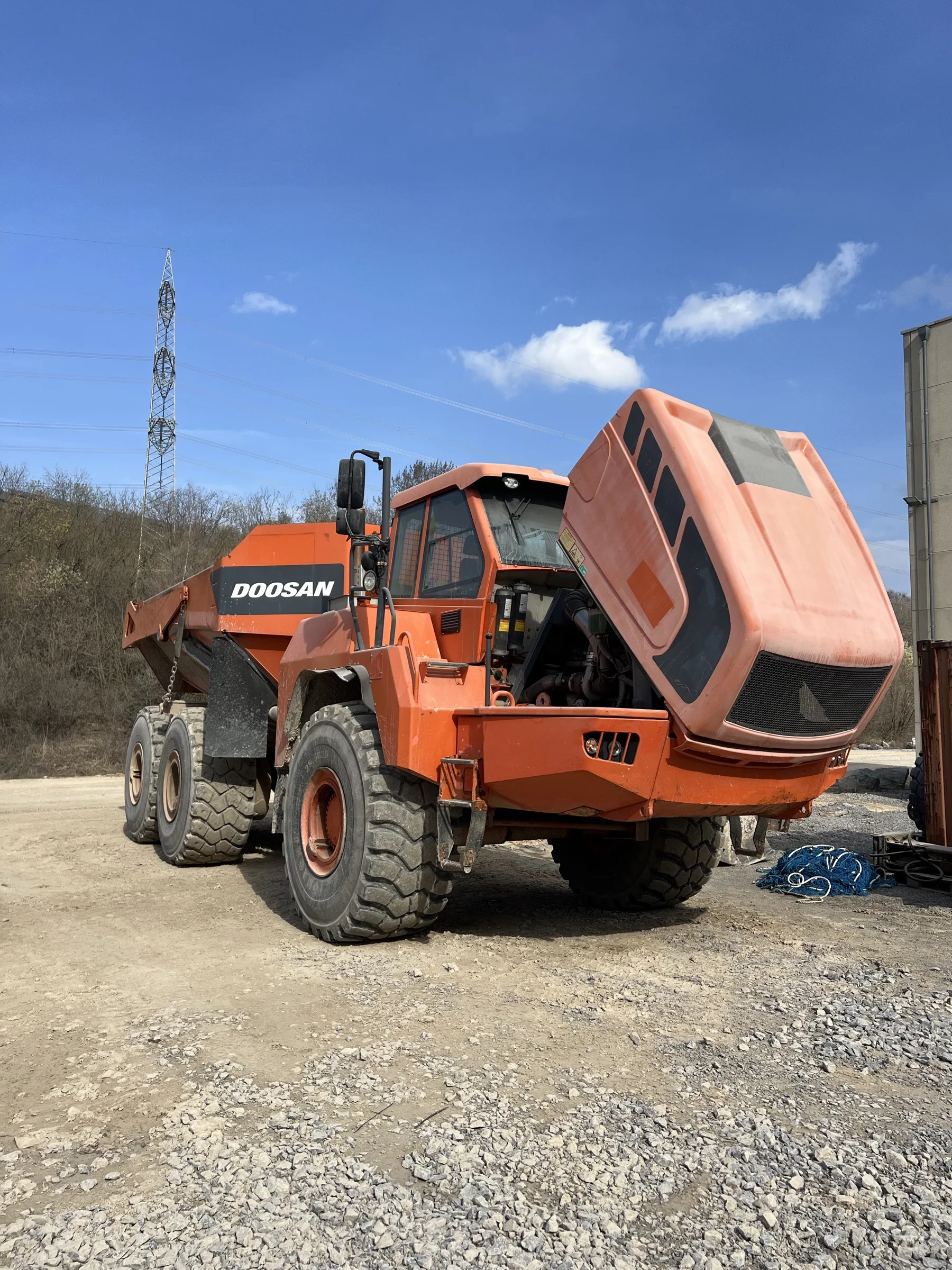 Doosan DA30 Motorraum geöffnet auf der Baustelle