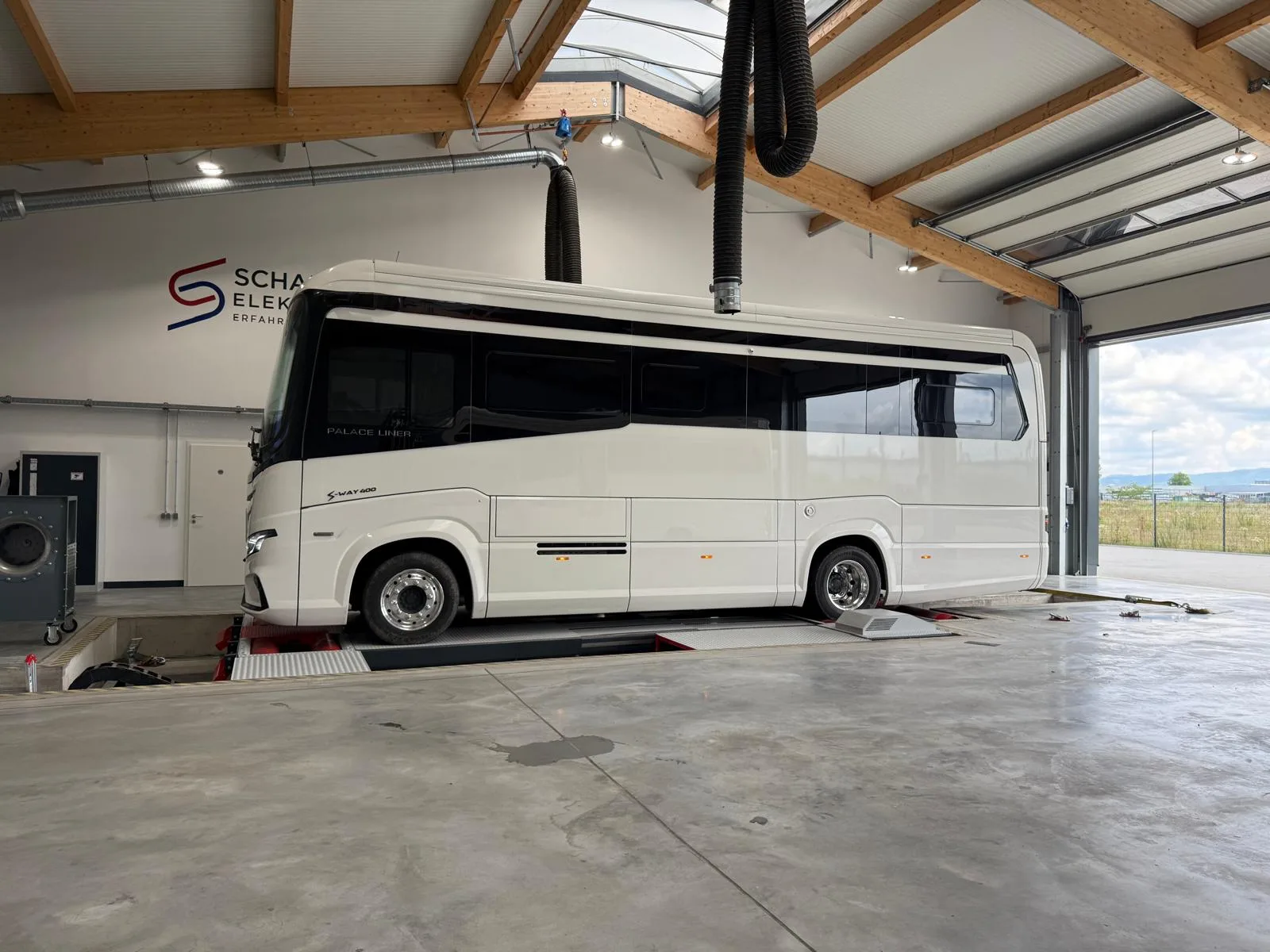 Iveco S-Way Palace Liner auf dem Prüfstand bei Schaknat Elektronik