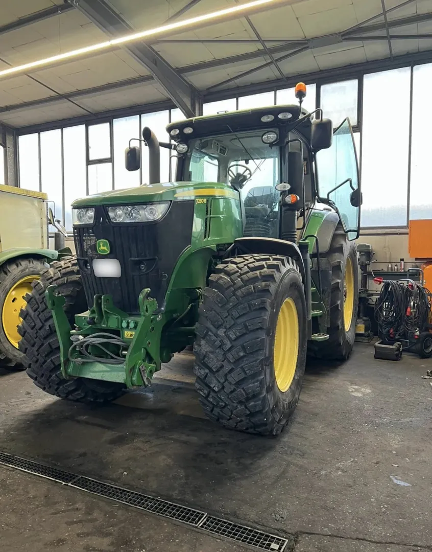 John Deere 7R in der Werkstatt bei Schaknat Elektronik