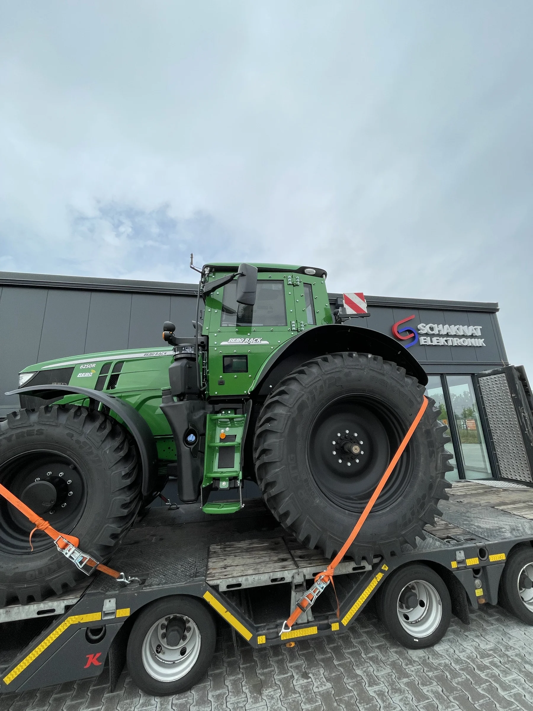 John Deere 8R auf dem Tieflader bei Schaknat Elektronik