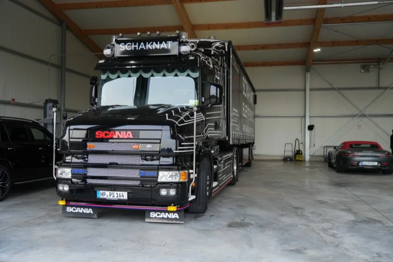 LKW Frontansicht in der Werkstatthalle