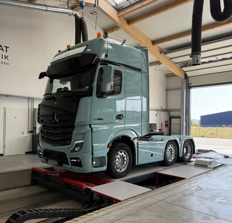 LKW vor der Werkstatthalle von Schaknat Elektronik, Chiptuning Standort Groß-Rohrheim
