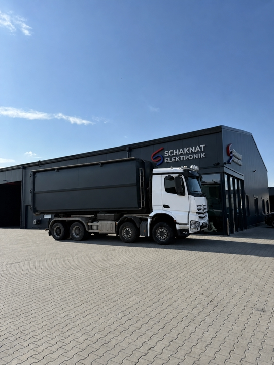 Mercedes Arocs mit Containeraufbau bei Schaknat Elektronik