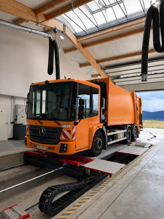 Mercedes Econic Müllwagen auf dem Prüfstand bei Schaknat Elektronik