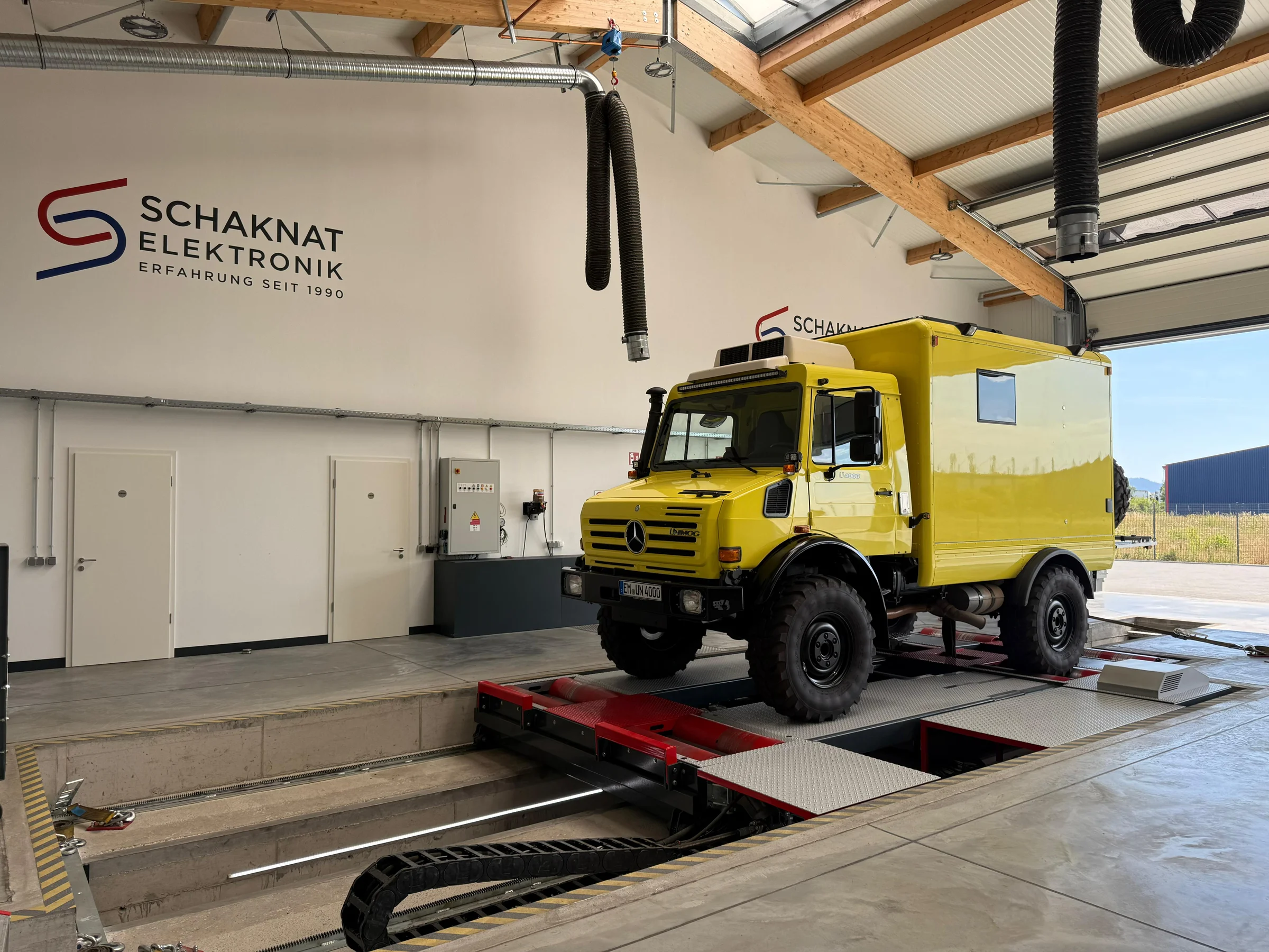 Mercedes Unimog Expeditionsmobil auf dem Allrad-Prüfstand bei Schaknat Elektronik