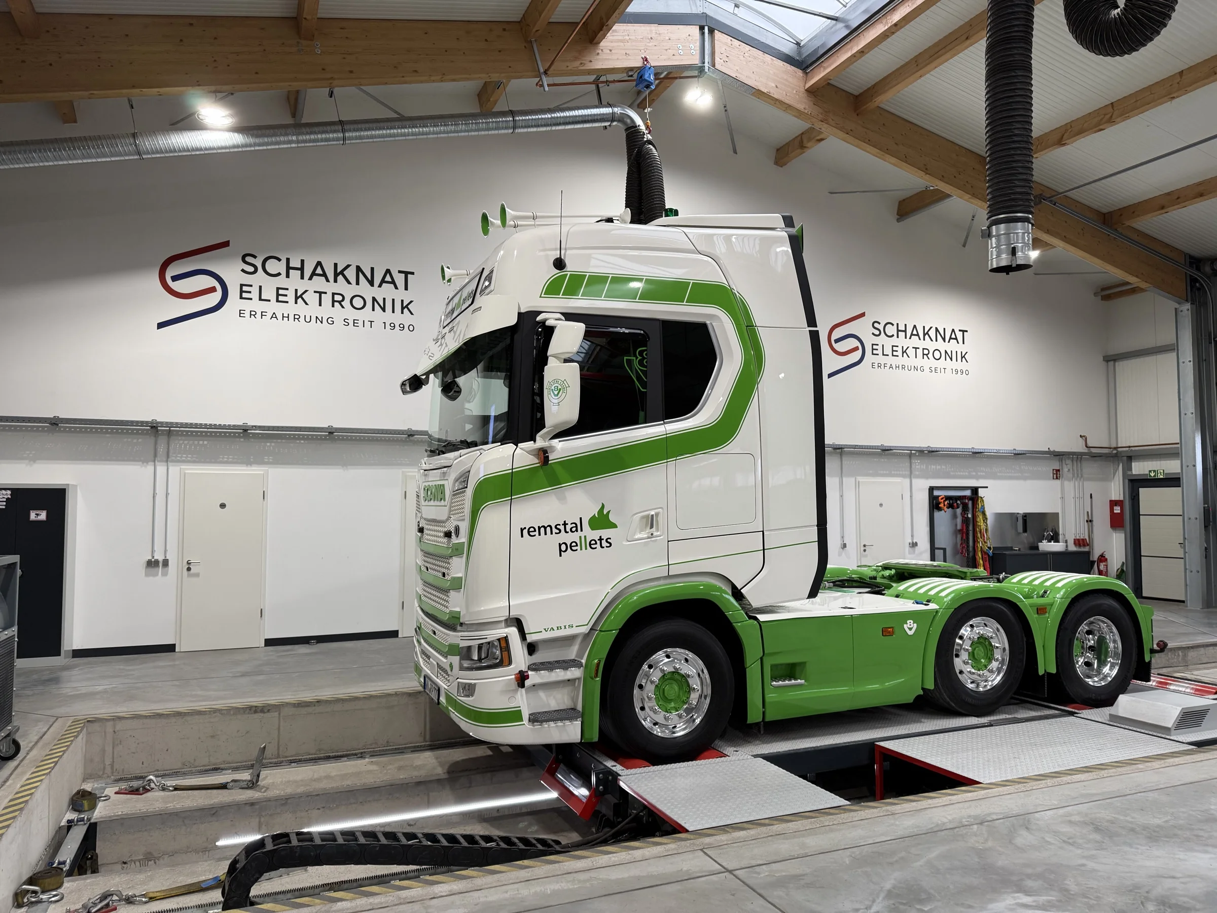 Scania LKW auf dem Leistungsprüfstand bei Schaknat