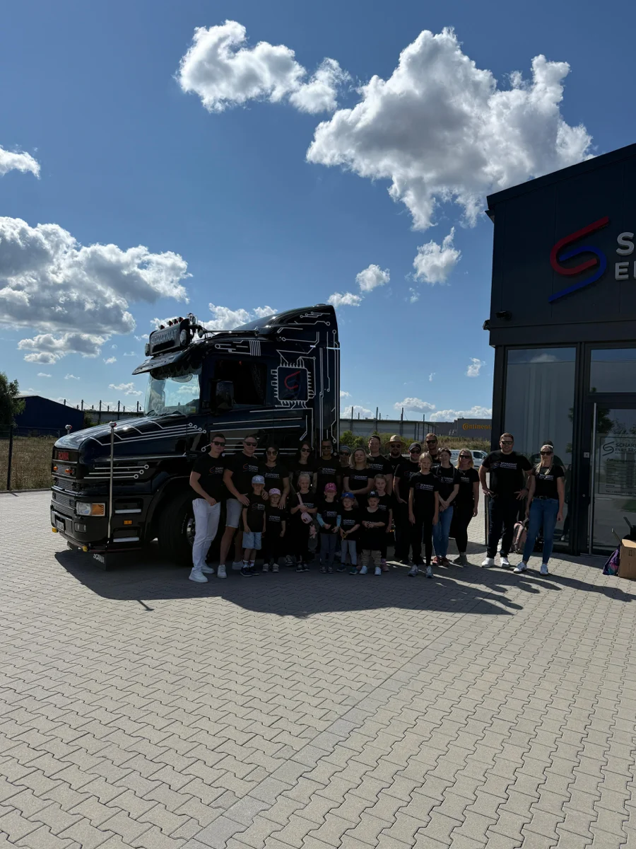 Schaknat Team, Gruppenfoto vor Firmenfahrzeug