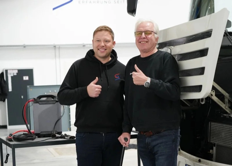 Peter und Timo Schaknat in der Werkstatt