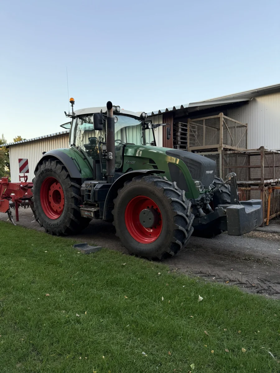 Fendt Traktor auf dem Hof, bereit für Chiptuning bei Schaknat