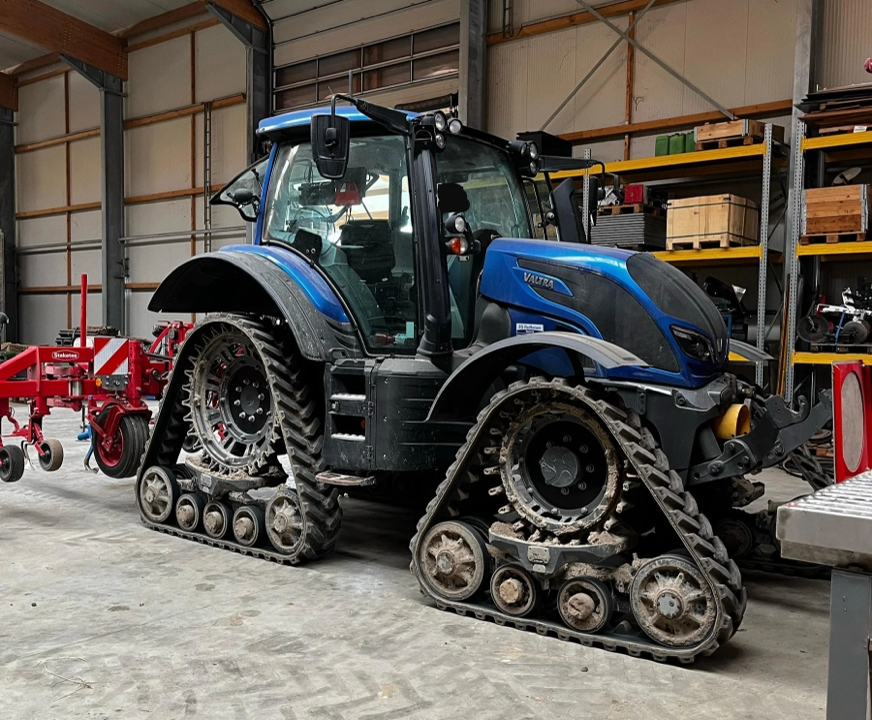 Valtra T Traktor mit Raupenlaufwerk in der Werkstatt, Chiptuning bei Schaknat Elektronik