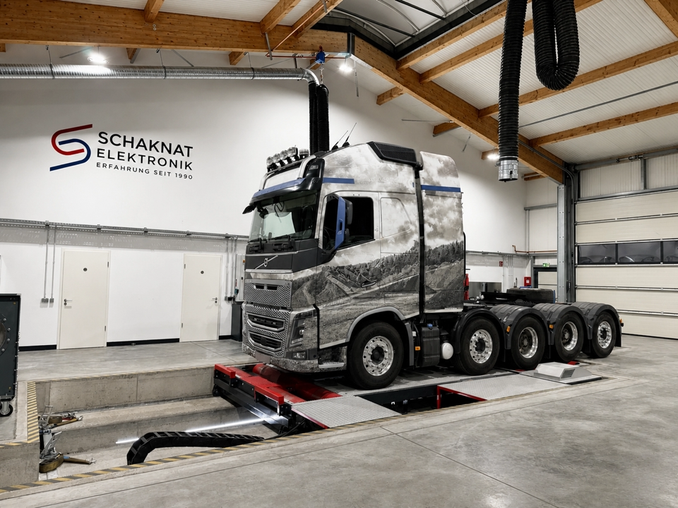 Volvo FH16 foliert auf dem Prüfstand bei Schaknat Elektronik