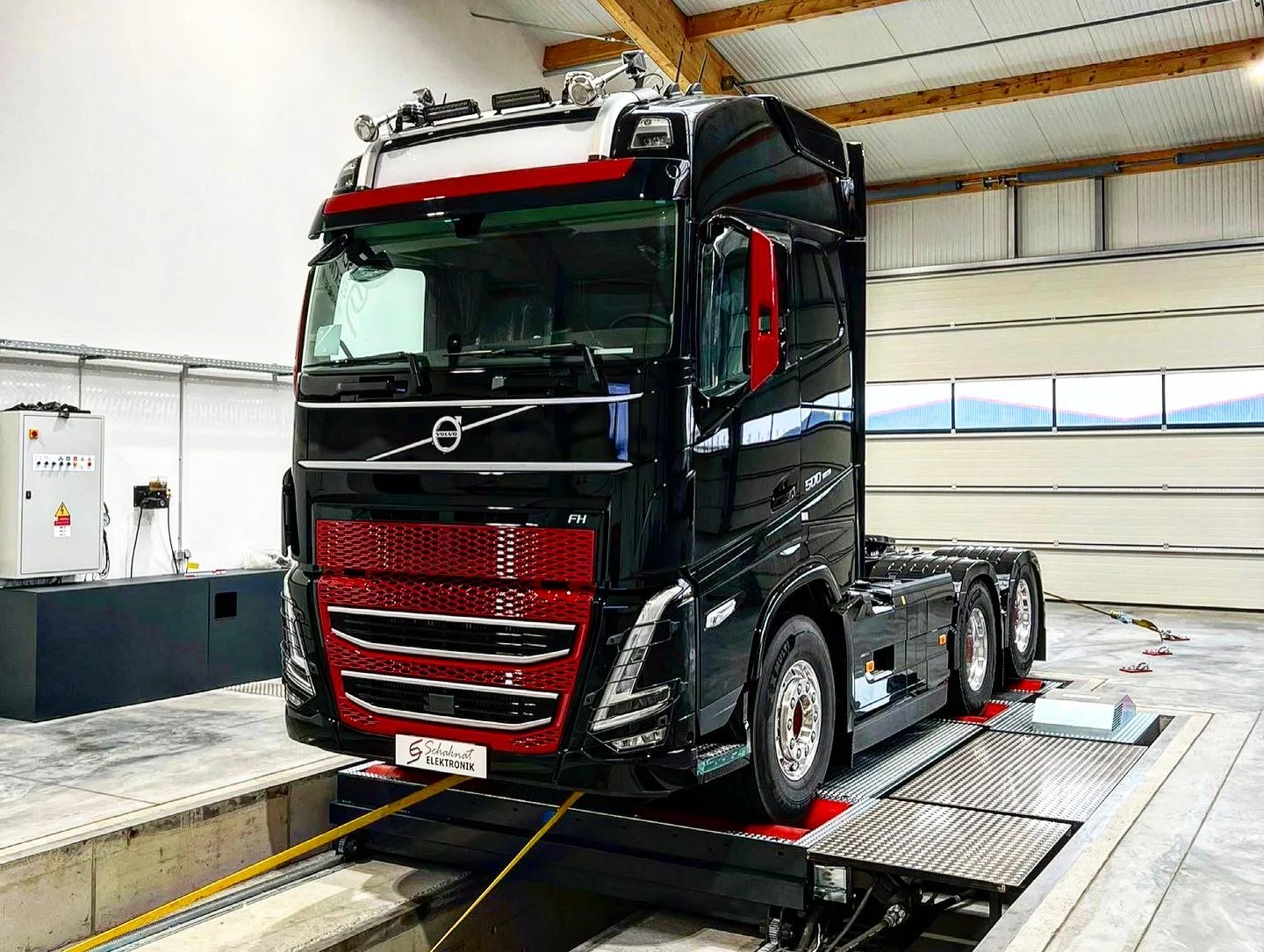 Volvo FH 540 schwarz auf dem Prüfstand bei Schaknat Elektronik